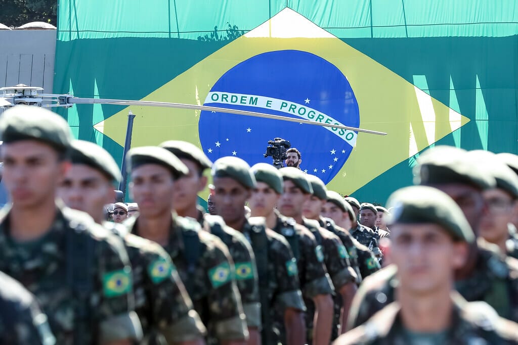 Solenidade do Exército Brasileiro, com bandeira do Brasil ao fundo