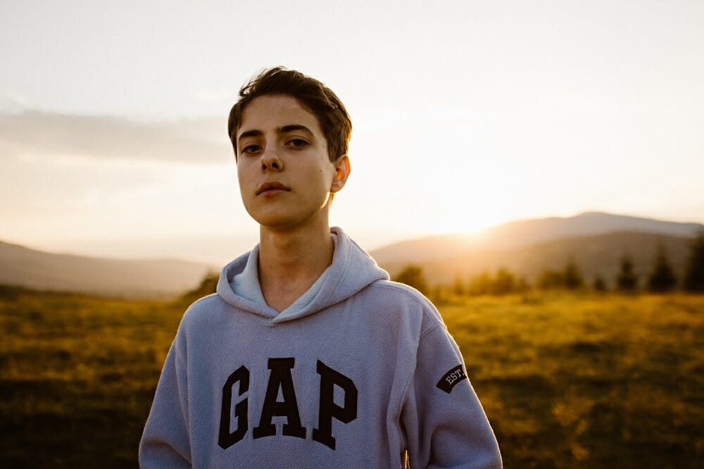 Qual é a idade que termina a adolescência?