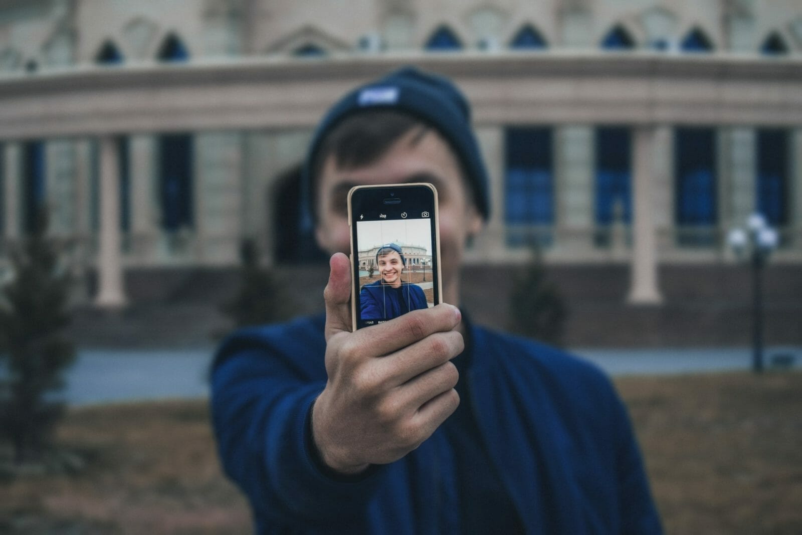 adolescente filmando selfie