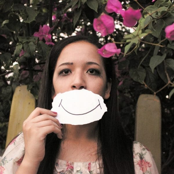 Adolescente triste fingindo felicidade