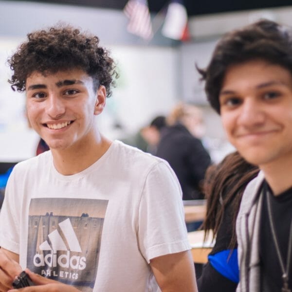 Adolescentes no colégio