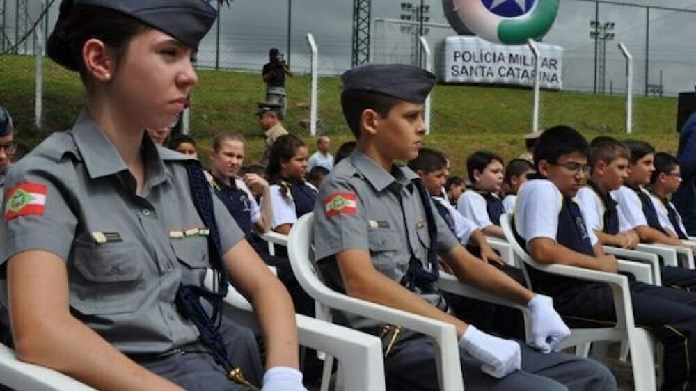 alunos de colégio militar