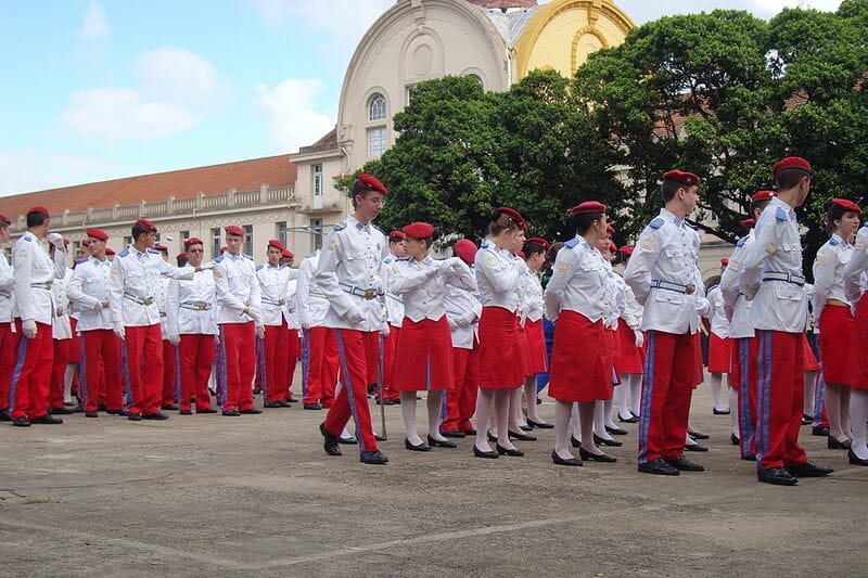 Alunos do Colégio Militar de Porto Alegre em desfile
