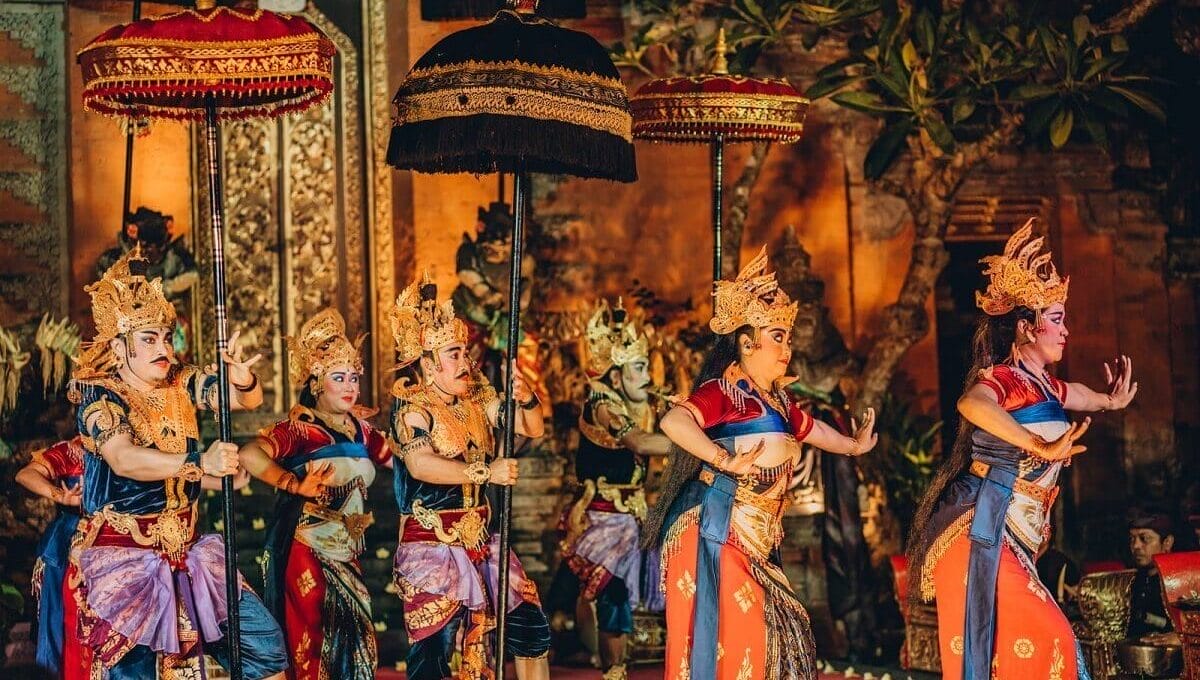 atores fantasiados em um musical, representando o conceito de teatro infantil e de levar as crianças ao teatro