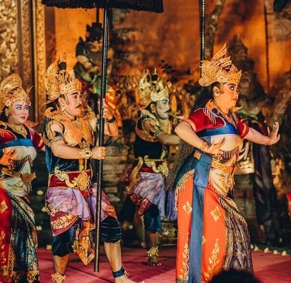 atores fantasiados em um musical, representando o conceito de teatro infantil e de levar as crianças ao teatro