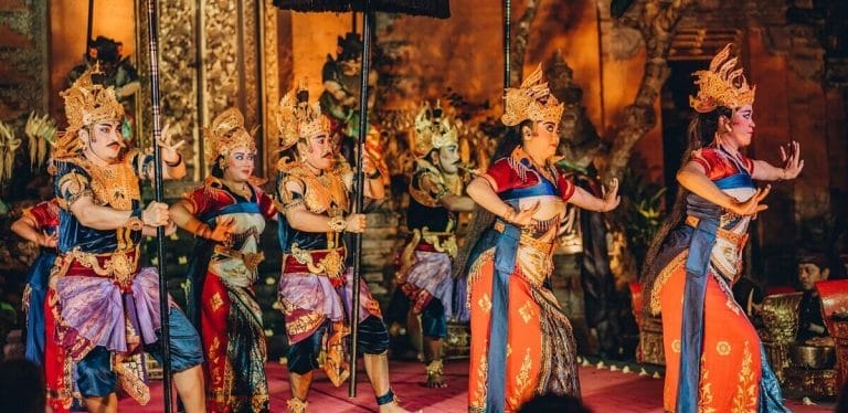 atores fantasiados em um musical, representando o conceito de teatro infantil e de levar as crianças ao teatro