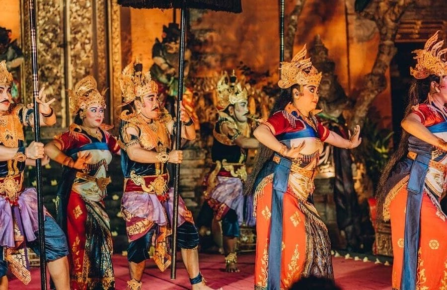 atores fantasiados em um musical, representando o conceito de teatro infantil e de levar as crianças ao teatro