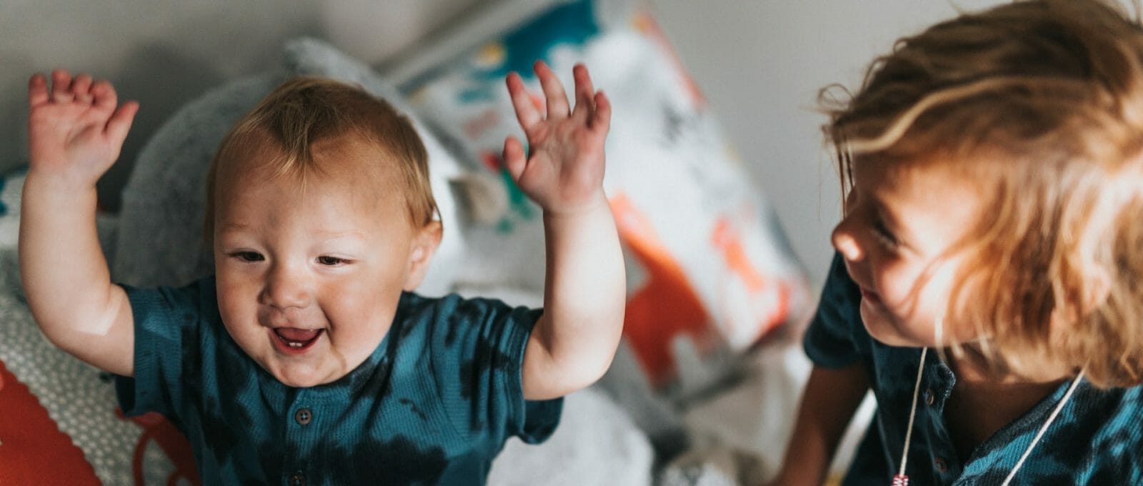Bebê brincando com irmão mais velho