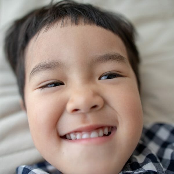 Bebê sorrindo com dentes brancos aparecendo