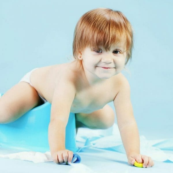 Bebê treinando pra usar penico