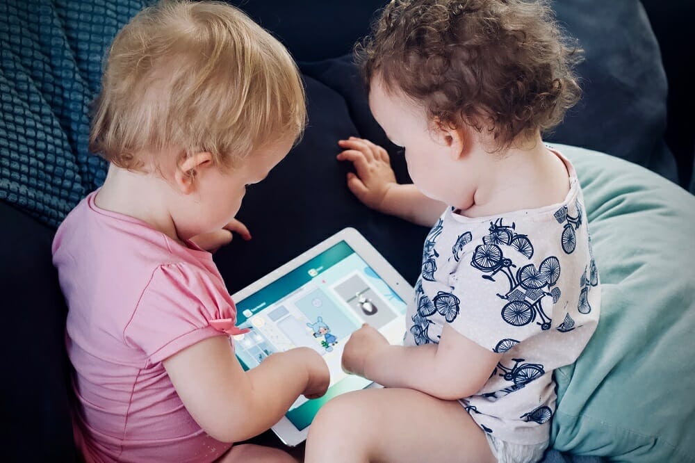Tempo de tela na infância: bebês usando o tablet para brincar