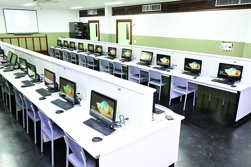 Sala de informática do CSA-NL vazia