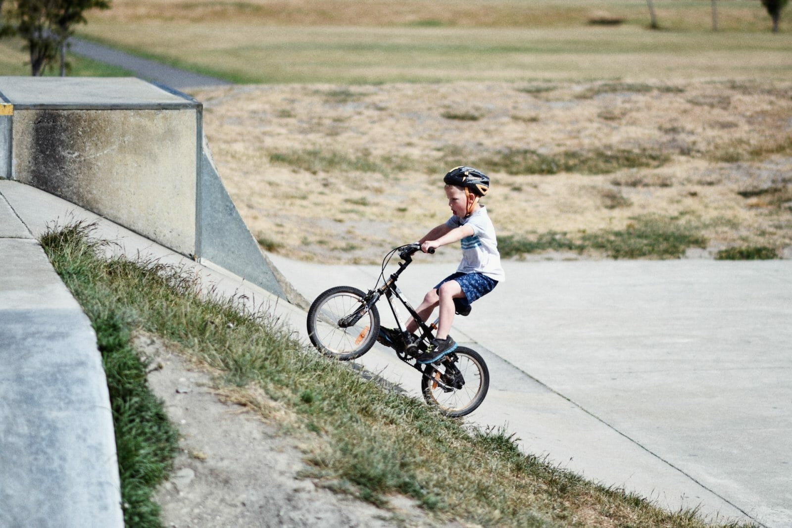 crianca andando de bicicleta no parque