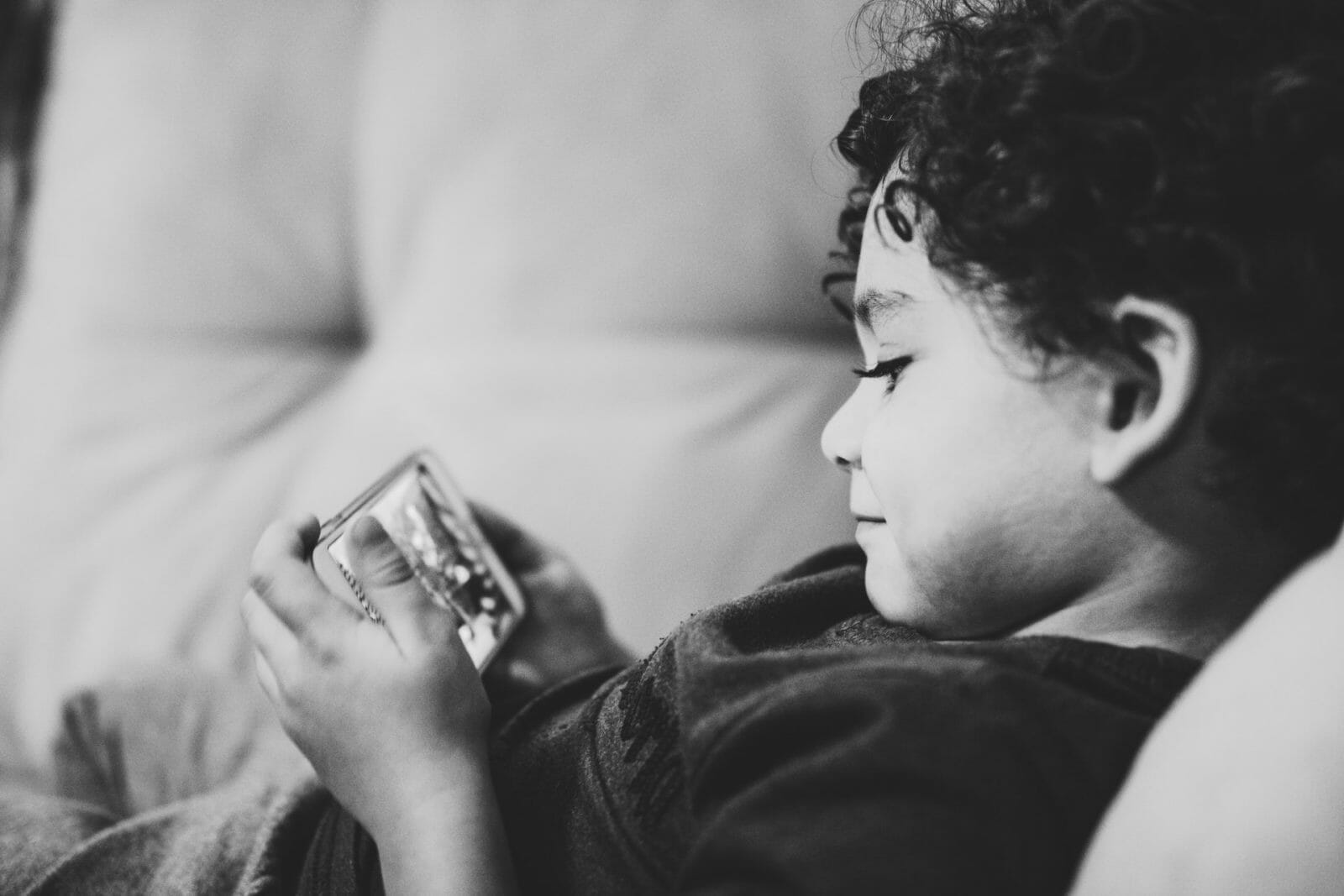 Criança assistindo vídeo no celular