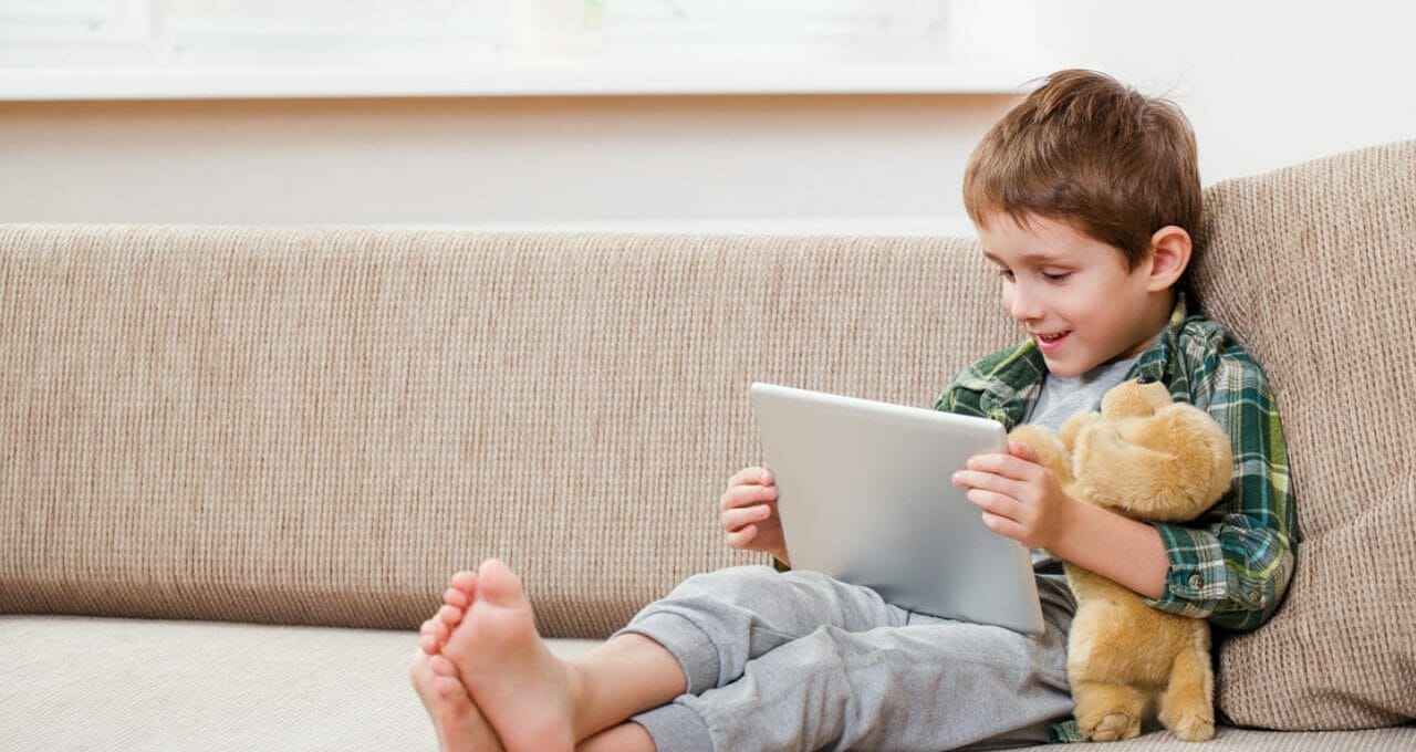 Criança assistindo filme no tablet