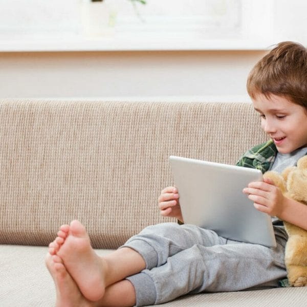 Criança assistindo filme no tablet