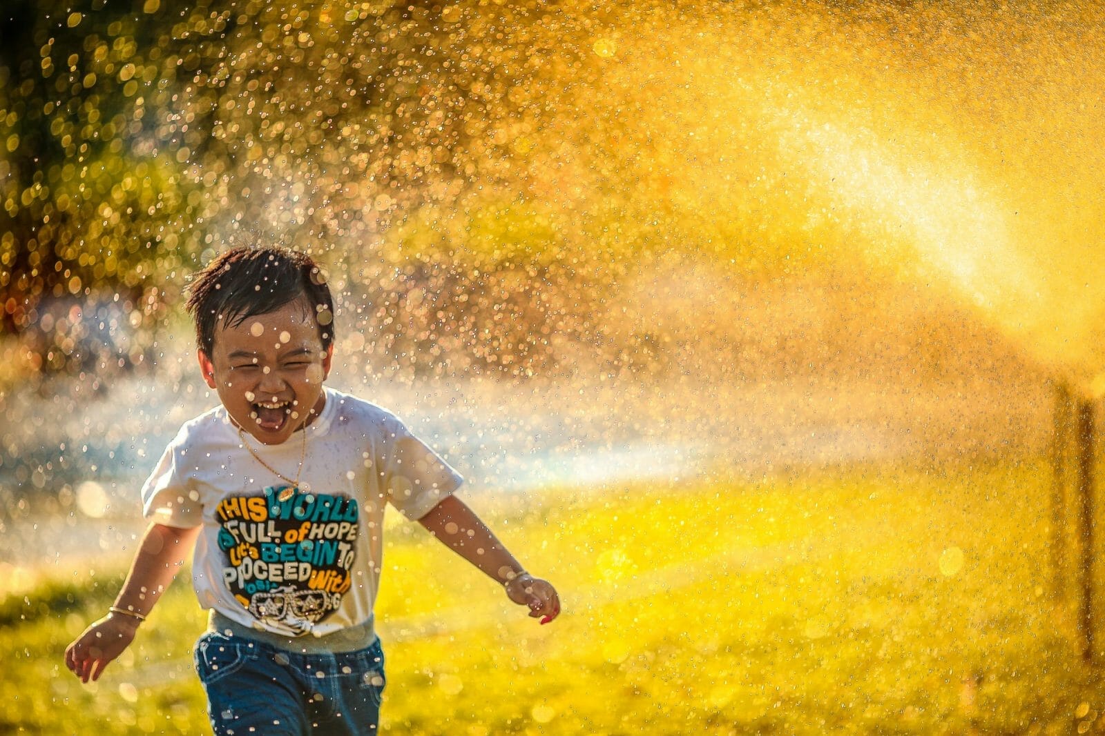 criança brincando na água em um dia ensolarado