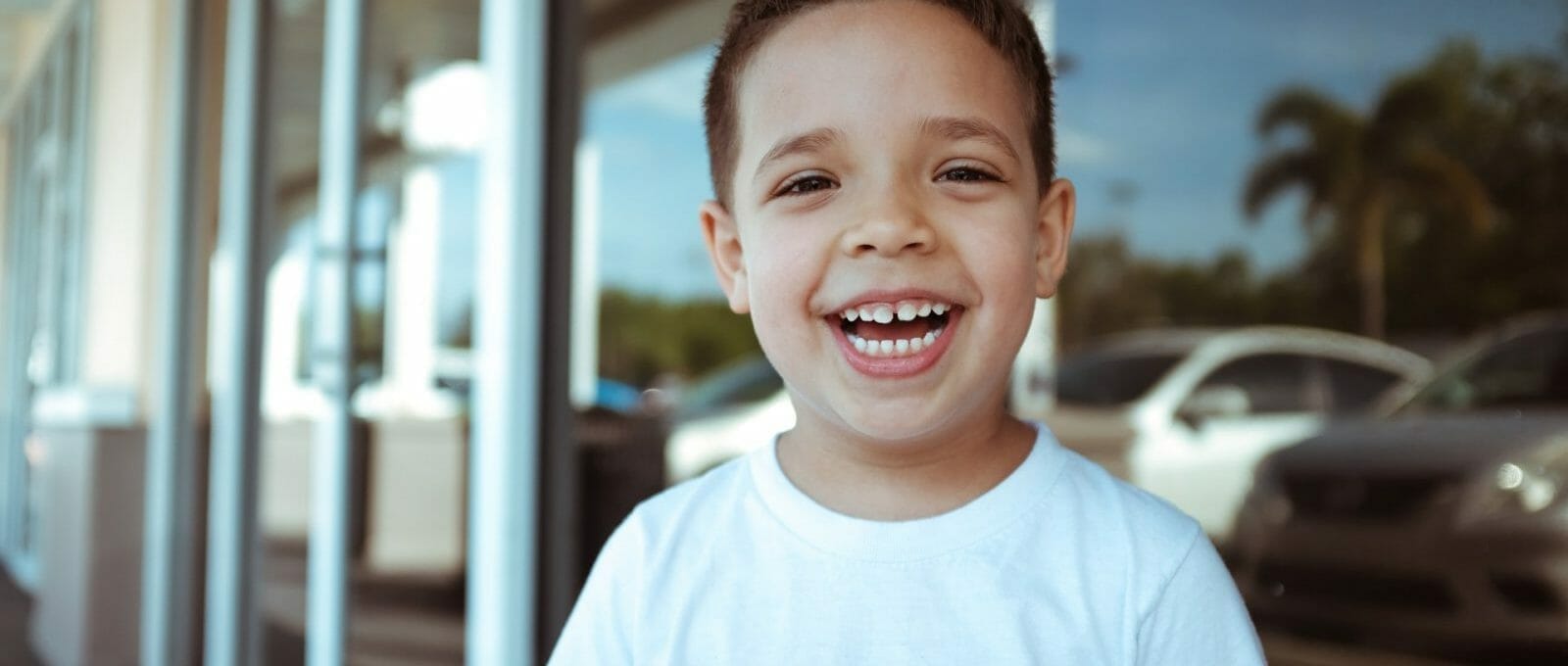 criança sorrindo mostrando os dentes