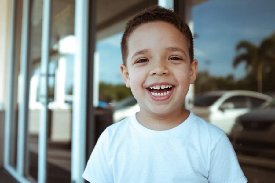 criança sorrindo mostrando os dentes