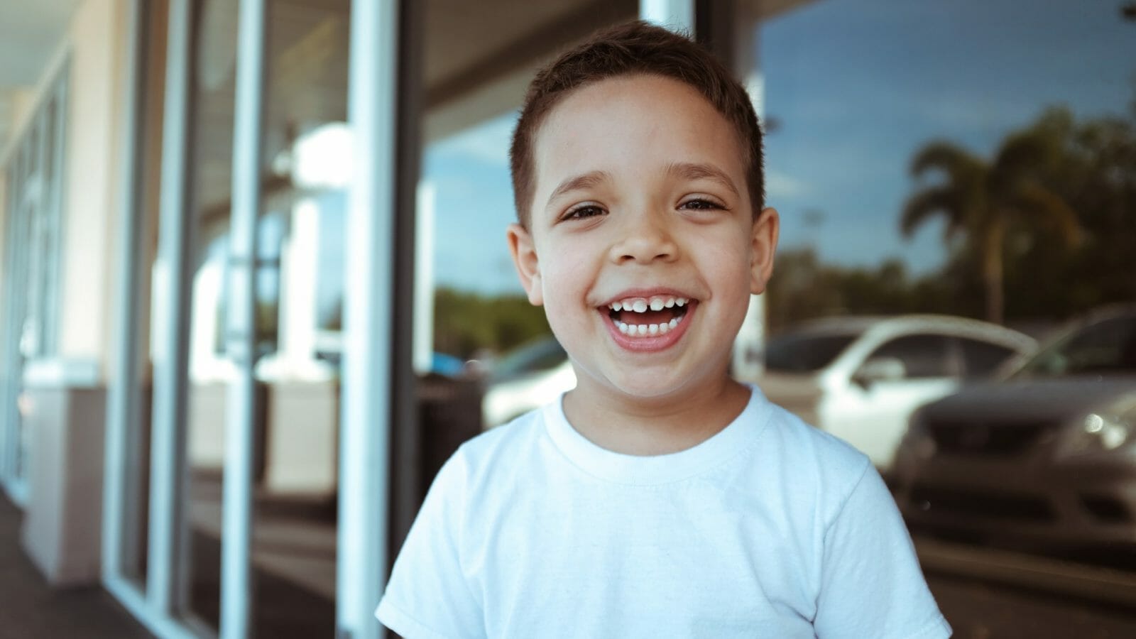 criança sorrindo mostrando os dentes