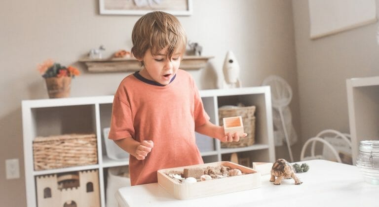 Criança se surpreendendo com caixa de brinquedos educativos