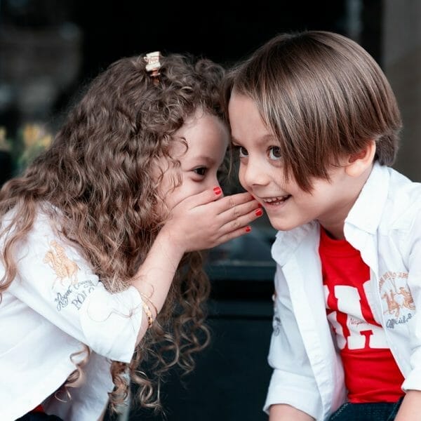 Crianças falando e cochichando