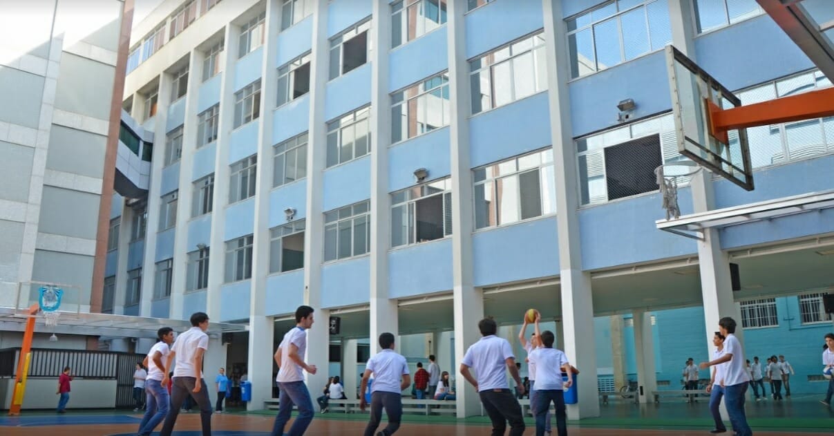 Crianças jogando basquete na quadra do colégio CSA Leblon