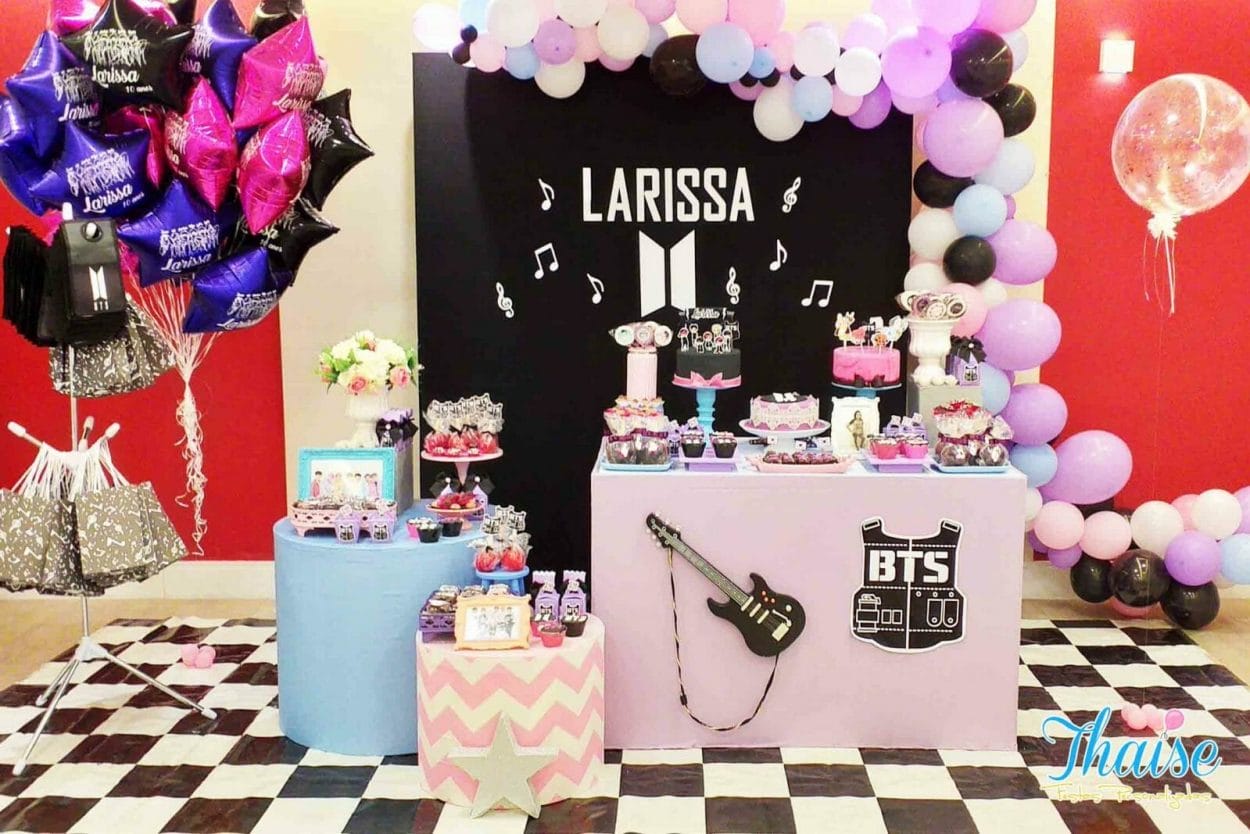 Festas infantil de menina decorada com balões cor de rosa e símbolos musicais e do BTS