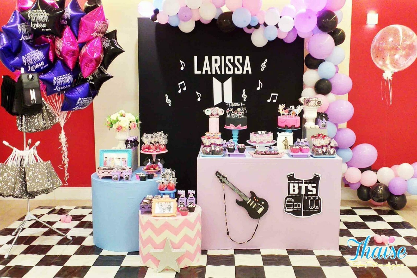 Festa infantil de menina decorada com balões cor de rosa e símbolos musicais e do BTS