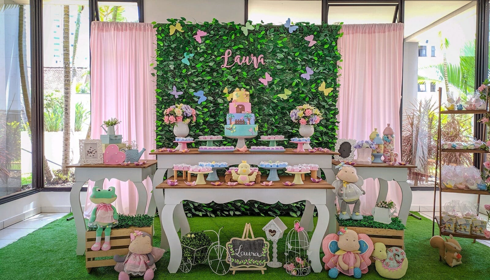 painel de decoração de festa de bosque encantado, com flores e animais cor de rosa