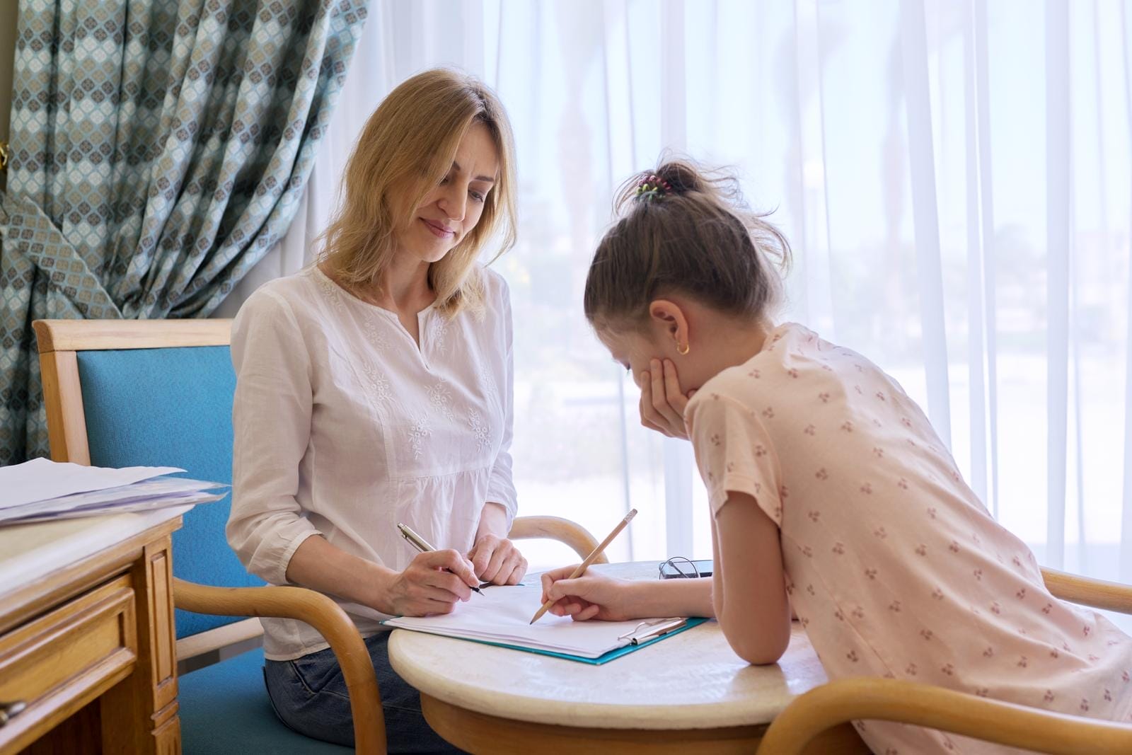 Criança escrevendo durante sessão de terapia com psicólogo infantil
