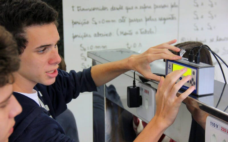 aluno do ensino médio fazendo monitoria em um laboratório