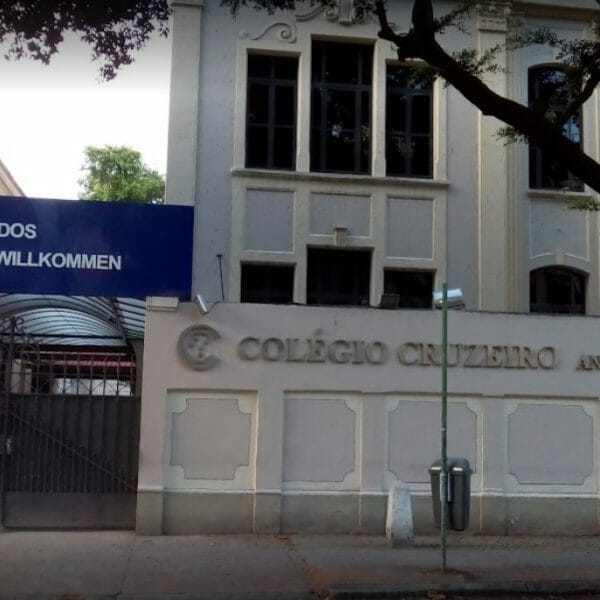 entrada do prédio de acesso do colégio cruzeiro no centro