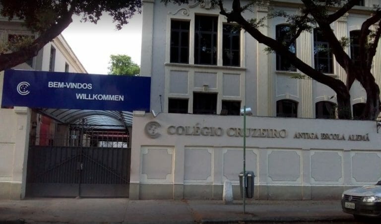 entrada do prédio de acesso do colégio cruzeiro no centro