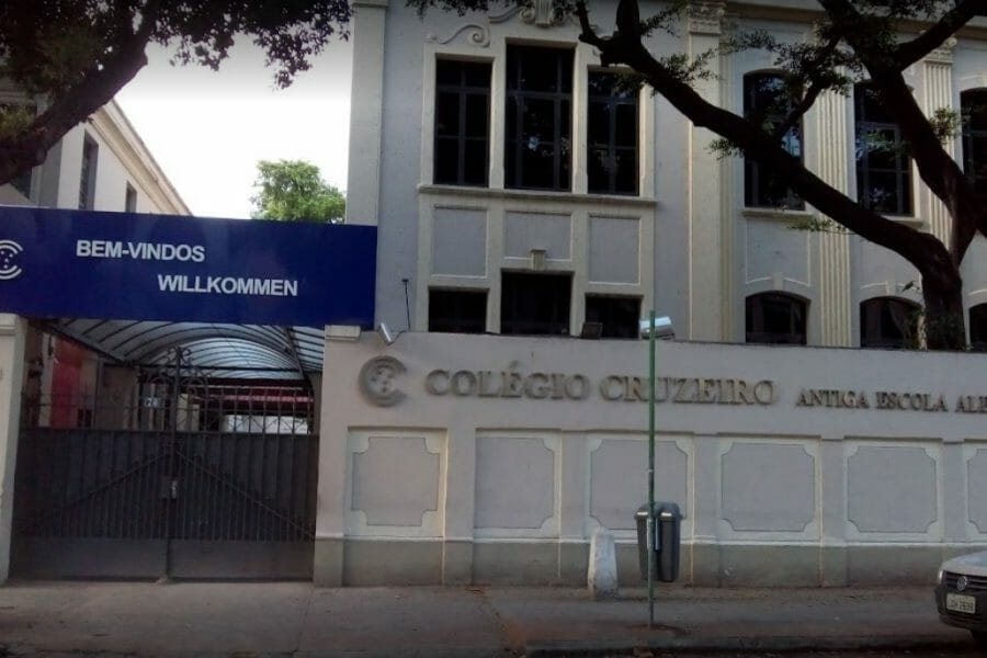 entrada do prédio de acesso do colégio cruzeiro no centro