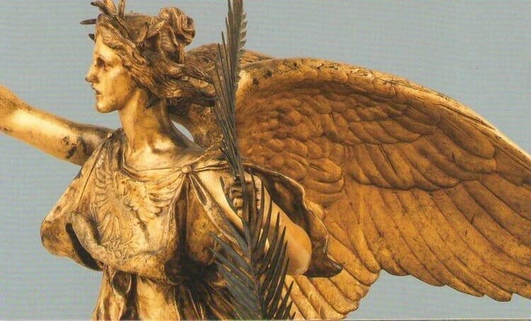 Estátua de bronze de Niké, anjo de vestido e carregando uma espada