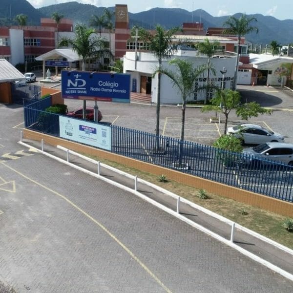 vista aérea da fachada do colégio notre dame recreio