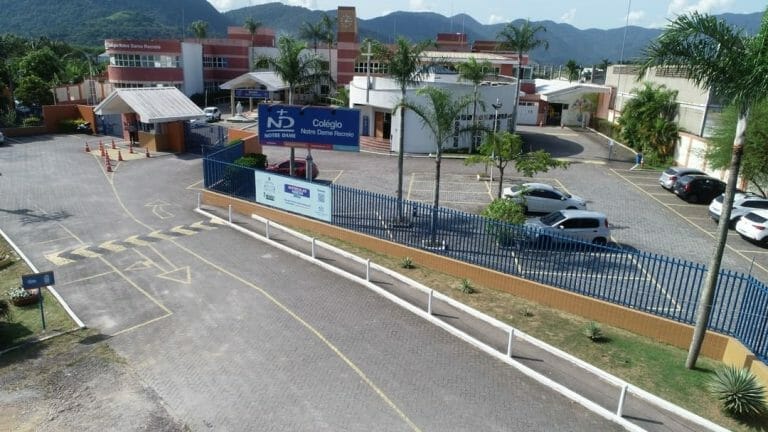 vista aérea da fachada do colégio notre dame recreio