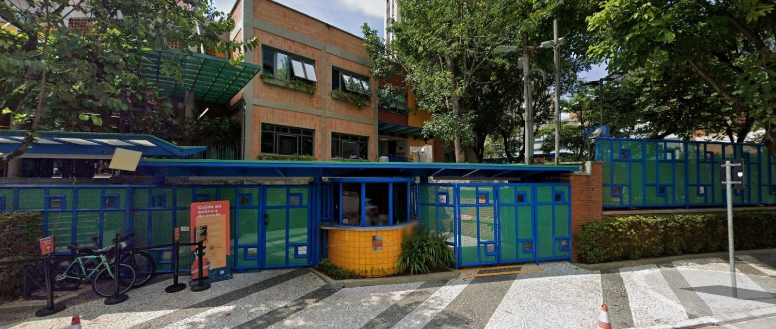 fachada da escola móbile, em moema, sp