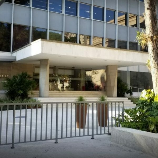 fachada do colégio santo inácio no rj