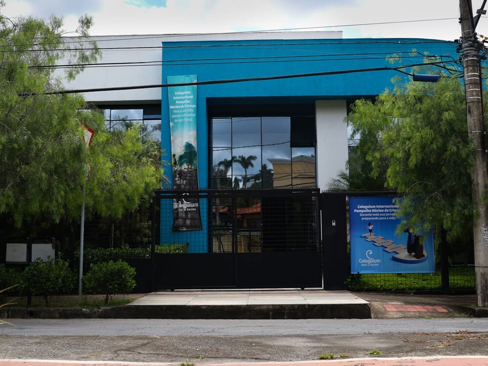 fachada de um núcleo da rede de ensino coleguium em bh