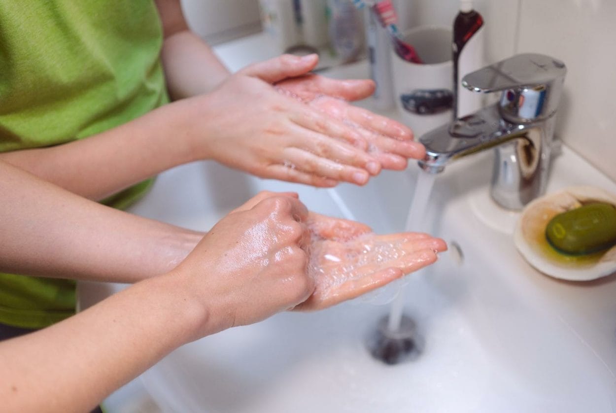 Família lavando as mãos
