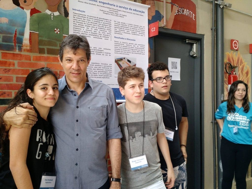 Fernando Haddad posando com alunos no colégio Bandeirantes, em 2015