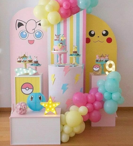 Festa de aniversário com painel com os pokémons Jiglypuff, Pikachu e Squirtle