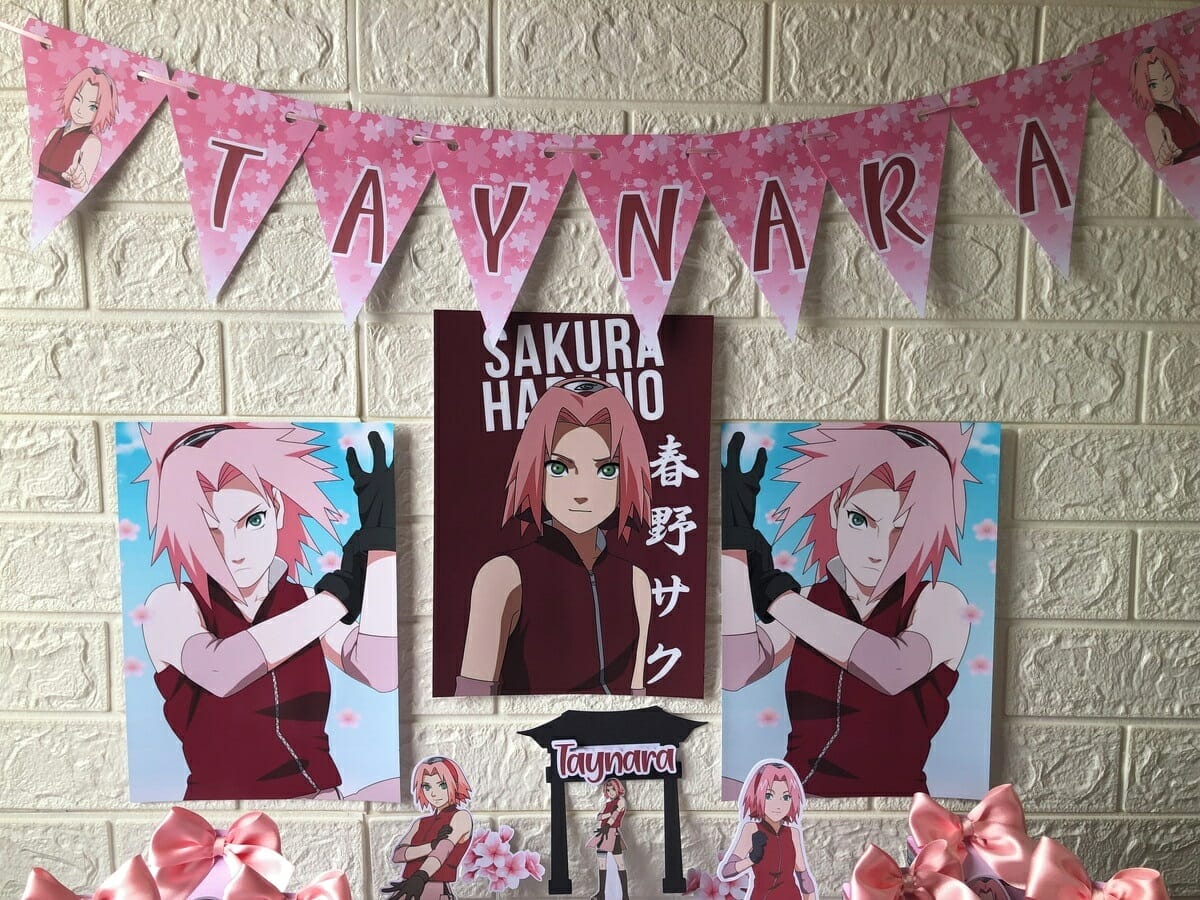 painel de festa de aniversário com três quadros da personagem Sakura, de Naruto.