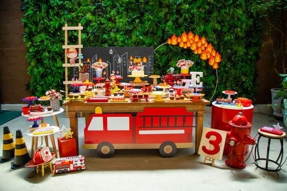 painel com tema de festa infantil de bombeiro