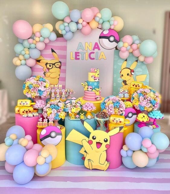 Painel de festa de menina decorada com balões coloridos e imagens do Pikachu