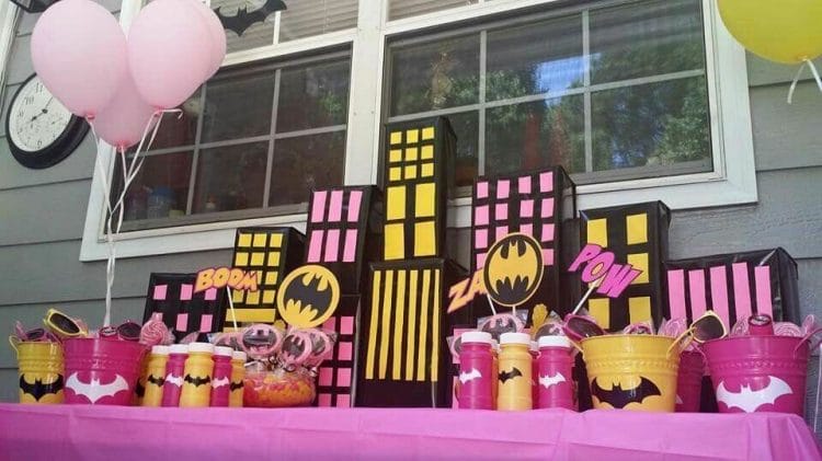 festa para irmãs do batman, com os prédios de gotham e detalhes cor-de-rosa