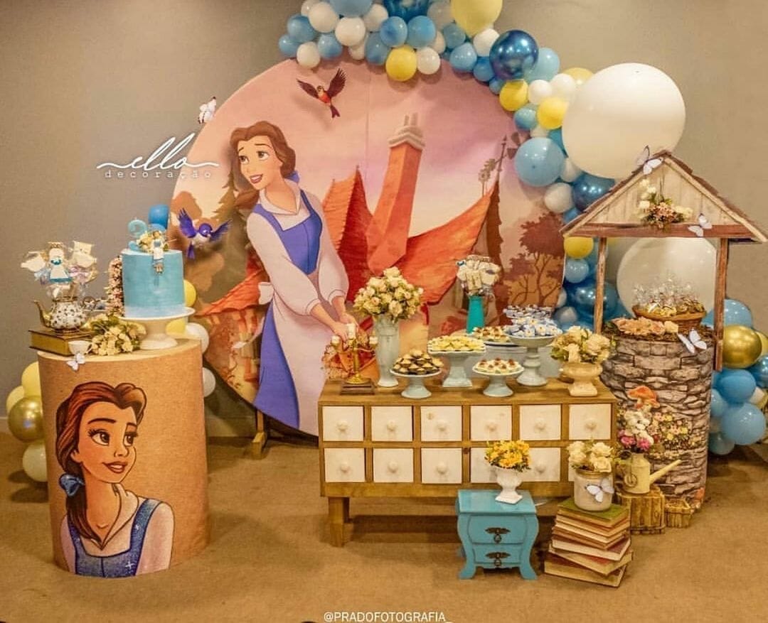 tema de festa infantil para irmãs da bela e a fera, nas cores marrom e com imagens da princesa