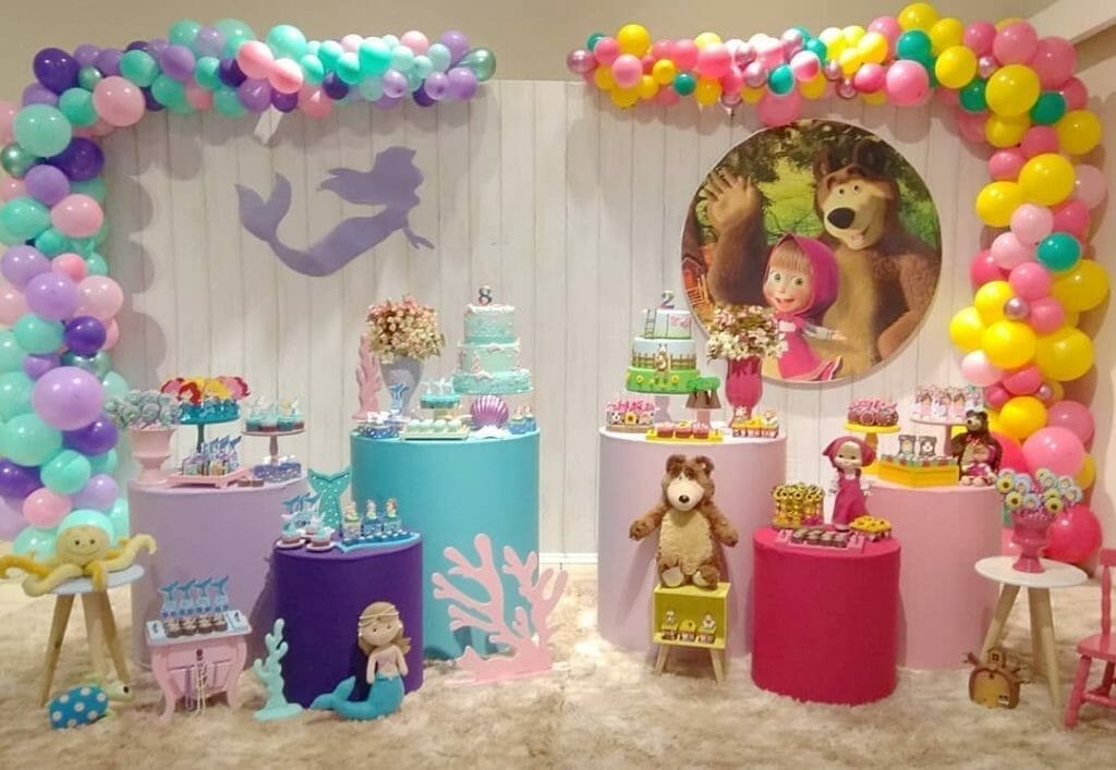dois painéis de festa com mesas de doces, na esquerda tema de sereias nas cores verde e lilás, na direita cor de rosa com foto de masha e o urso